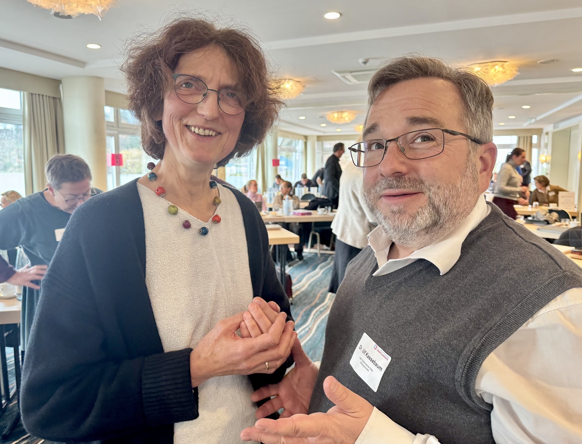 Zwei Menschen schauen in die Kamera 