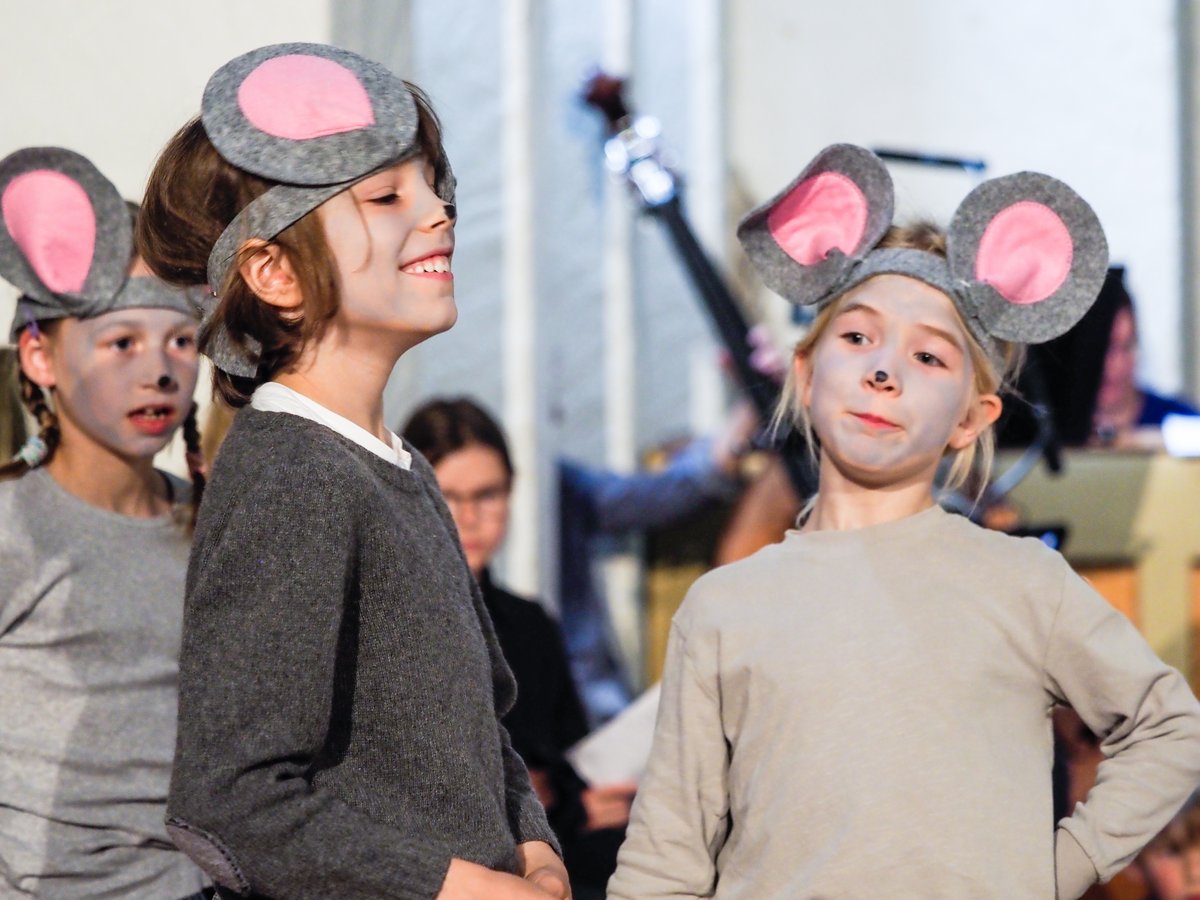 Schauspieler des Musicals "Maeuse in der Kirche", Kinder die als Mäuse verkleidet sind.
