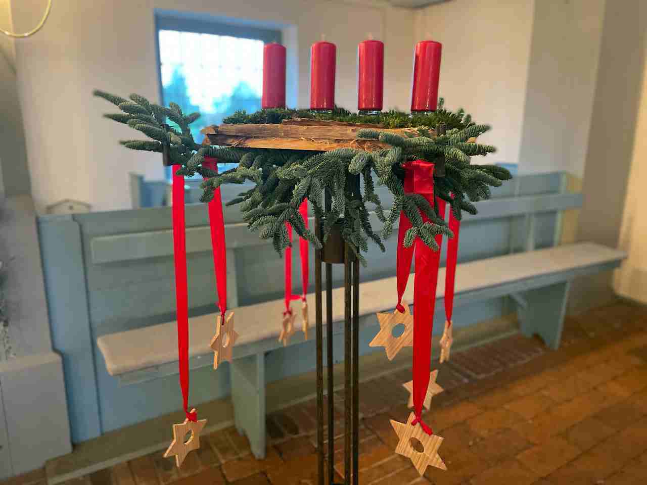 Adventskranz in der St.-Nikolai-Kirche Hohenhorn