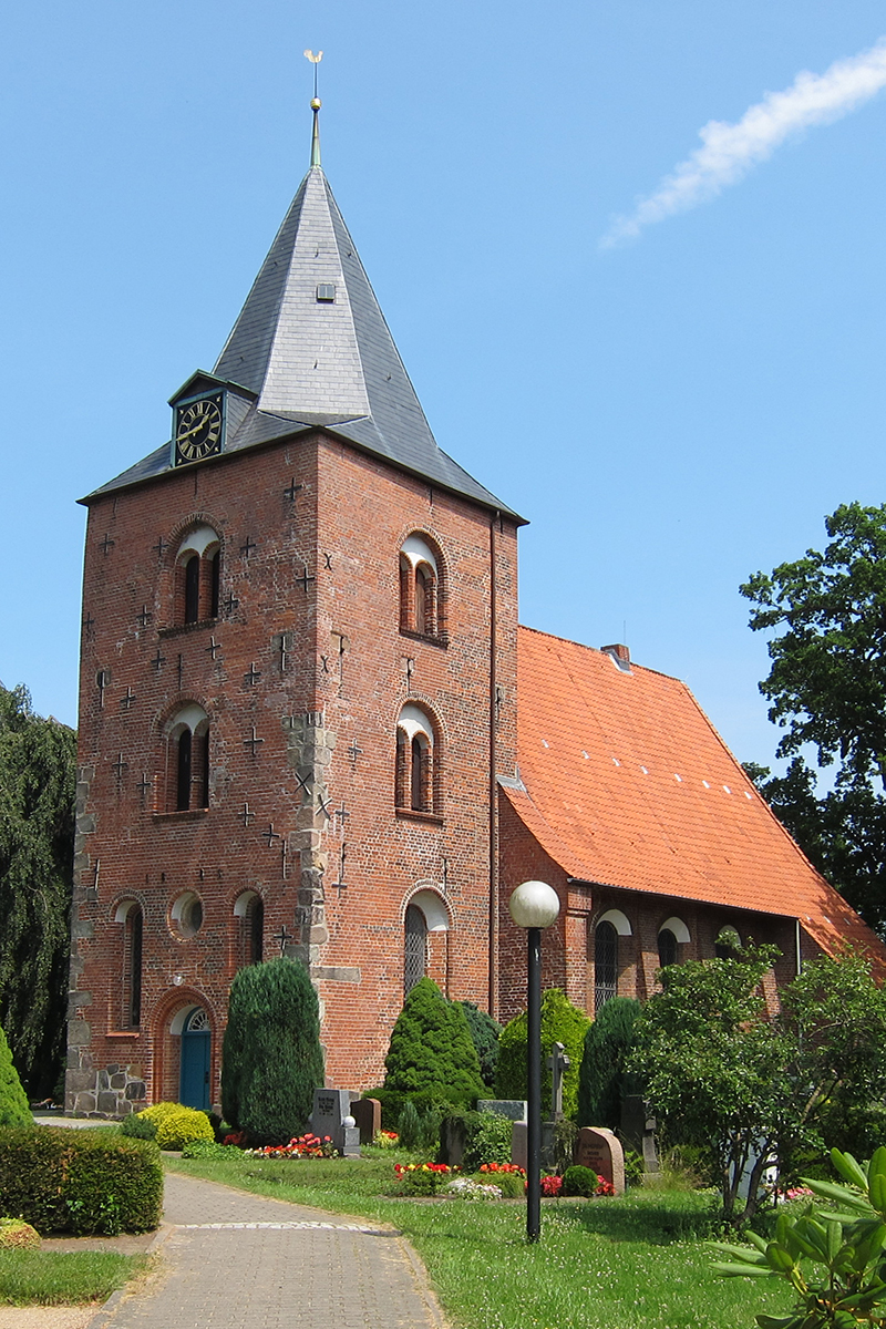 Außenansicht der St.-Georg-Kirche in Genin