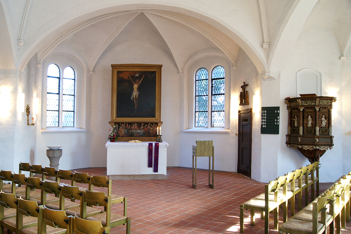 Blick durch den Innenraum auf den Altar der St-Jürgen-Kapelle