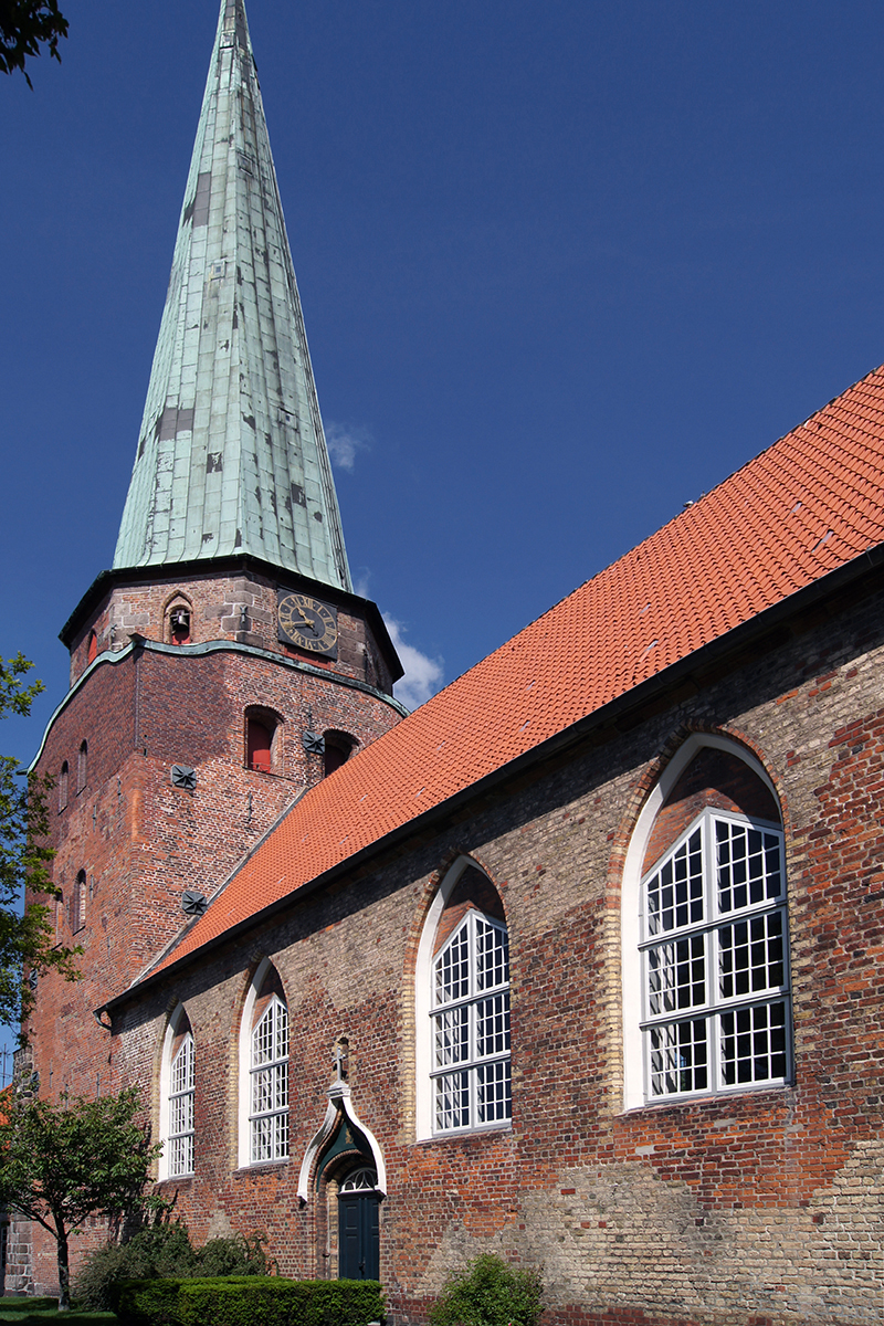 Außenansicht der St.-Lorenz-Kirche Travemünde