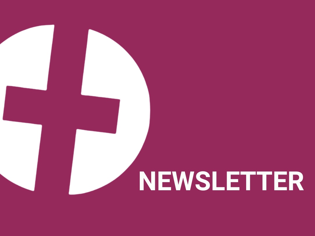 Foto Newsletter Kirchenkreis Copyright: Ev.-Luth. Kirchenkreis Lübeck-Lauenburg brombeerfarbener Hintergrund, Text Newsletter und zwei weiße Klammern, die ein brombeerfarbenes Kreuz umrahmen