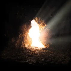Licht kommt in eine dunkle Höhle