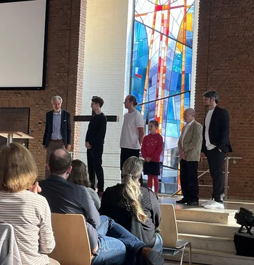 6 Menschen von jung bis alt in einer Kirche