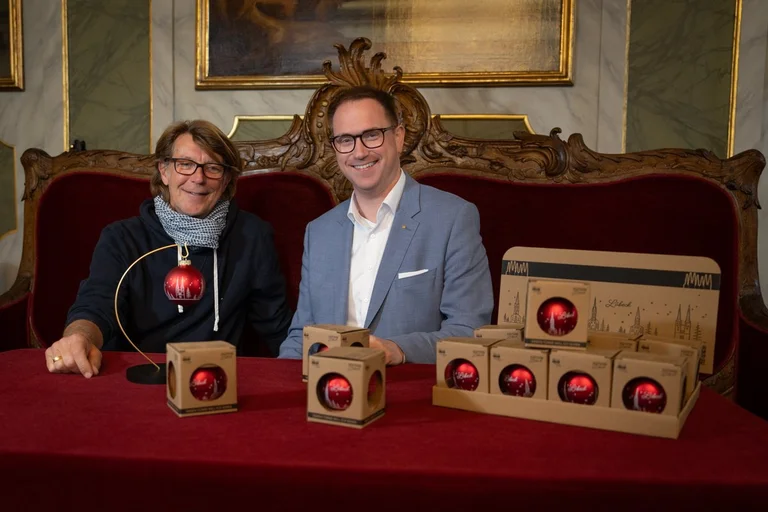 Zwei Männer auf einem Sofa