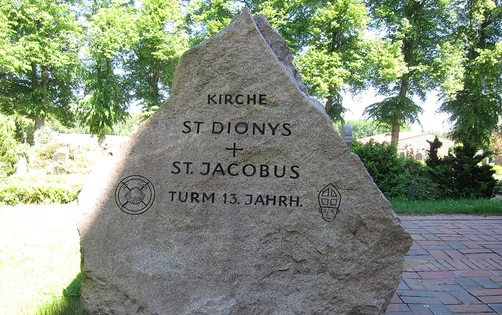 Namensgedenkstein vor St. Dionys und St. Jakobus Lütau