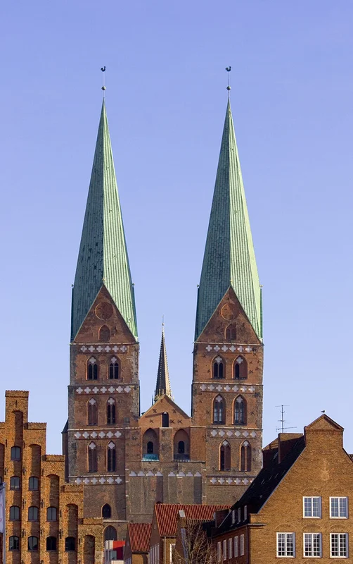 Blick aus der Ferne auf die Vorderseite der Türme