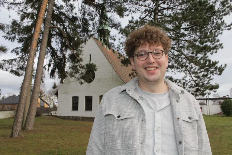 Junger Mann vor Kirche in Mölln.