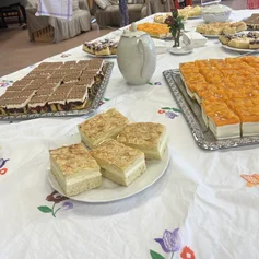 gedeckter Kaffeetisch mit verschiedenen Kuchen