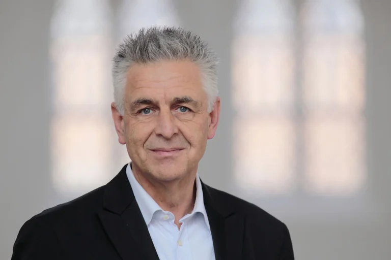 Mann mit erstem Blick vor unscharfem Hintergrund