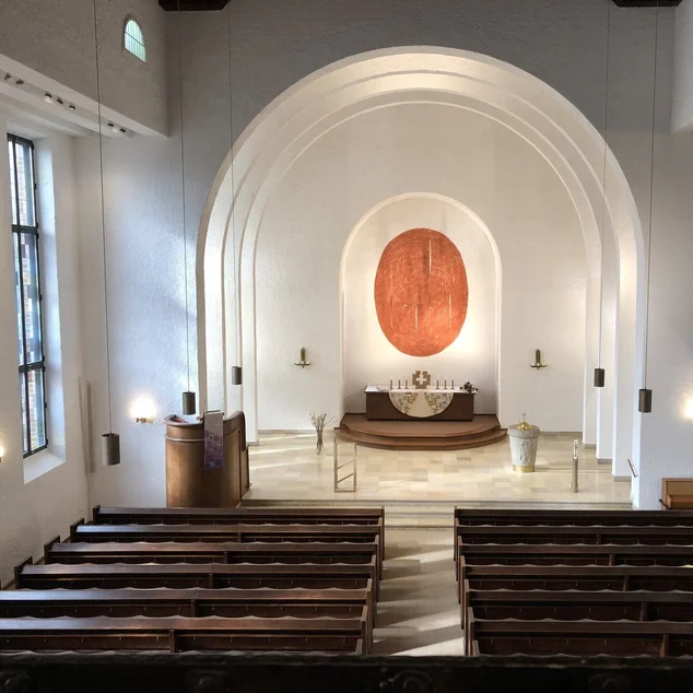 Blick durch die Mittelachse in den Altarraum der Lutherkirche