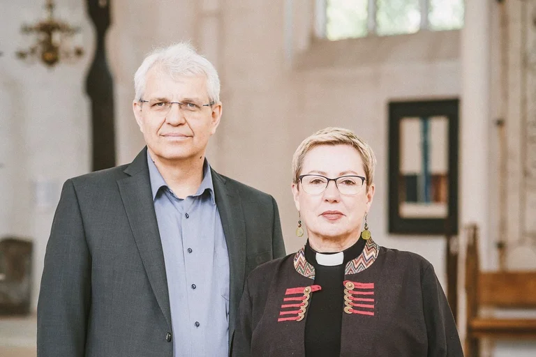 Ein Mann und eine Frau blicken in die Kamera.