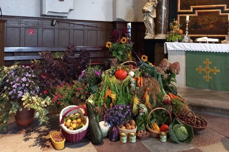 Erntegaben in der Kirche