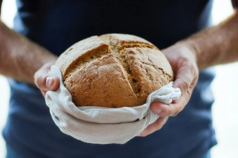 Person hält Brot in der Hand