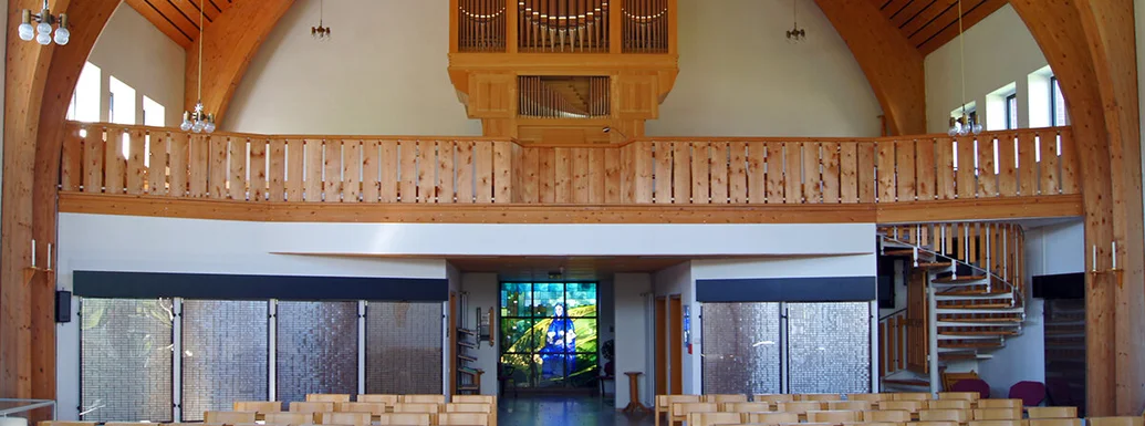 Blick auf die Empore mit Orgel in der Versöhnungskirche Travemünde