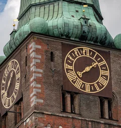 Blick auf eine Kirchturmuhr