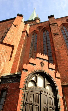 Ein Seiteneingang und die Fassade von St. Petri