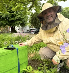 Imker rettet 25.000 Bienen an der Kirchenkreisverwaltung