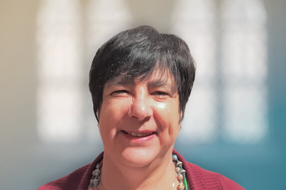 Eine Frau schaut in die Kamera