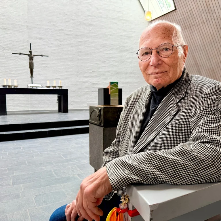 Ein Mann sitzt in einer Kirche