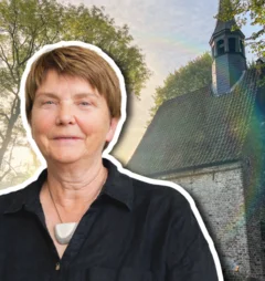 Eine Frau steht vor einer Kirche 