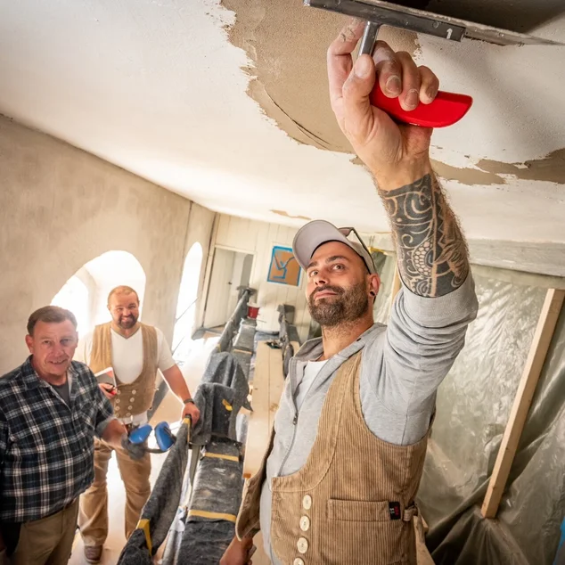 Kirchenbauhütte Siebenbäumen - Mitarbeitende bei der Arbeit