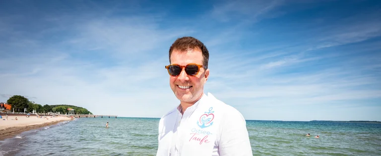 Mann auf Steg an der Ostsee