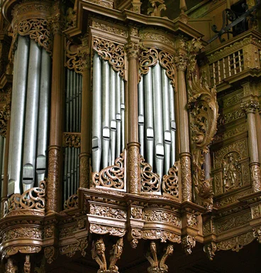 Blick von vorne auf einen Ausschnitt der Orgel in St. Aegidien