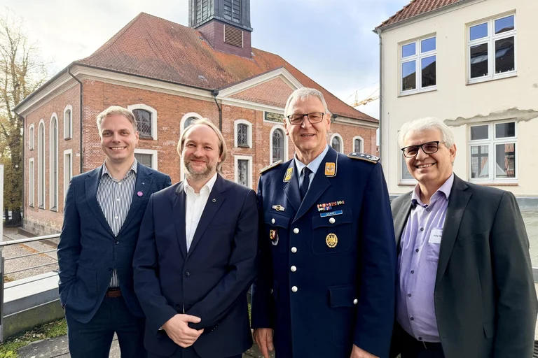 Vier Menschen vor einer Kirche