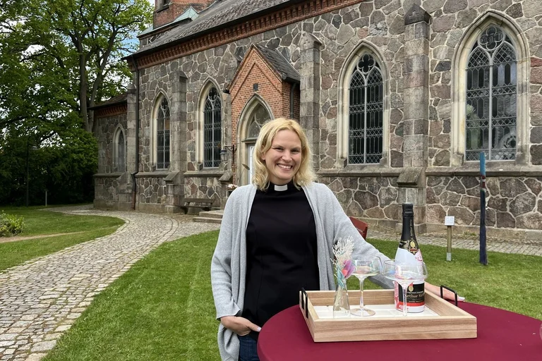 Pastorin Caroline Boysen vor St. Marienkirche