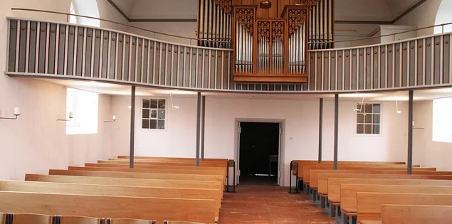Innenraum und Empore mit Orgel der St.-Andreas-Kirche in Sahms