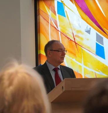 Ein Mann steht am Rednerpult