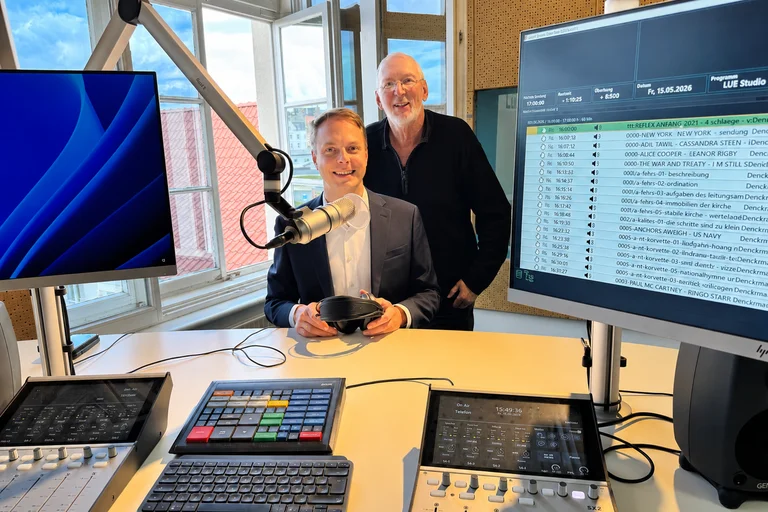 Zwei Männer in einem Hörfunkstudio