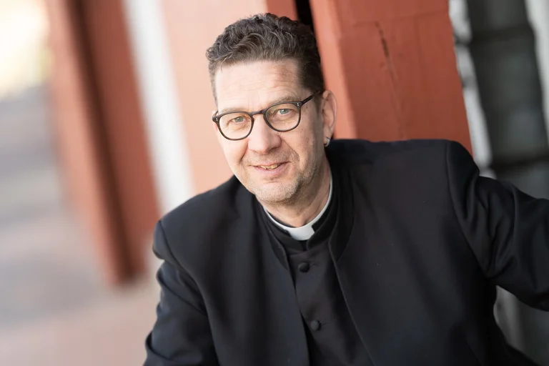 Ein Mann schaut in die Kamera. 