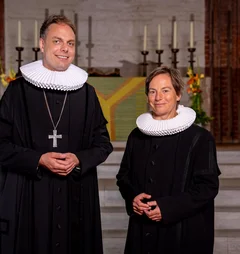 Zwei pastorale Personen in einer Kirche