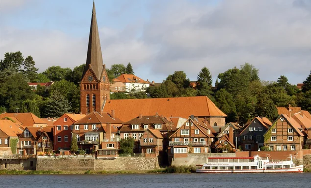Maria-Magdalenen-Kirche in der historischen Altstadt am Elbufer