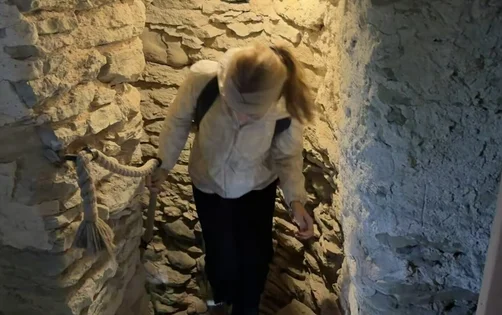 Eine junge Frau geht eine Wendeltreppe hoch