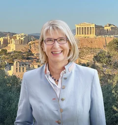 Fotomontage: Eine Frau vor der griechischen Akropolis