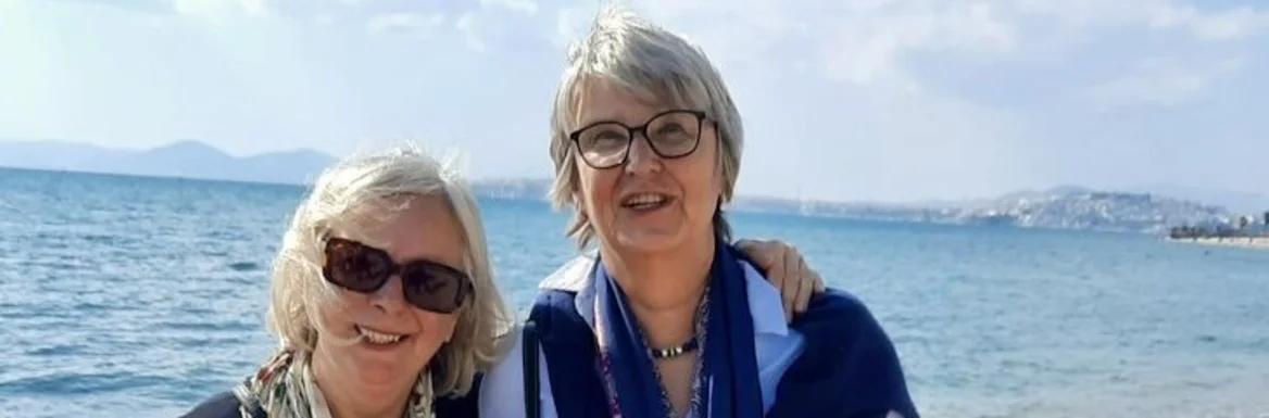 Zwei Frauen am Strand