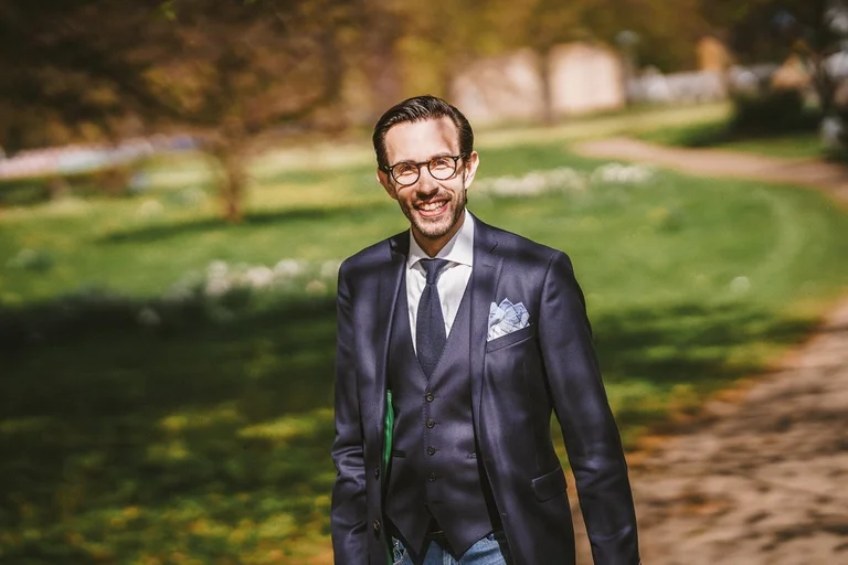 Ein Mann in einem Park