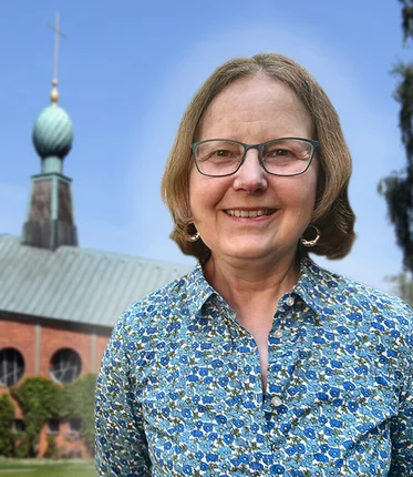 Eine Frau vor einer Kirche