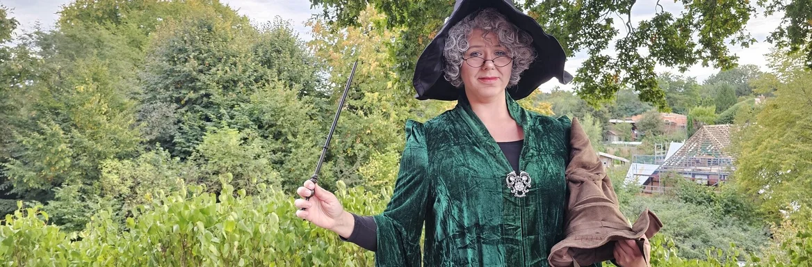 Schauspieler vor einer Kirche 