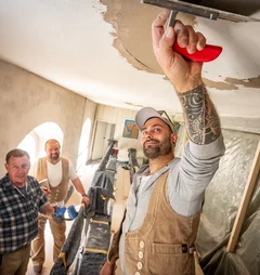 Kirchenbauhütte Siebenbäumen - Mitarbeitende bei der Arbeit