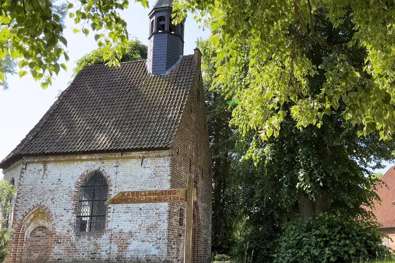Eine Kapelle umgeben von Bäumen
