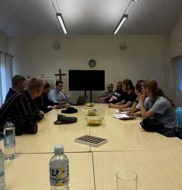 Junge Menschen sitzen am Tisch.