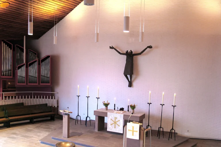 Blick aus schrägem Winkel auf den Altar und Teile der Orgel