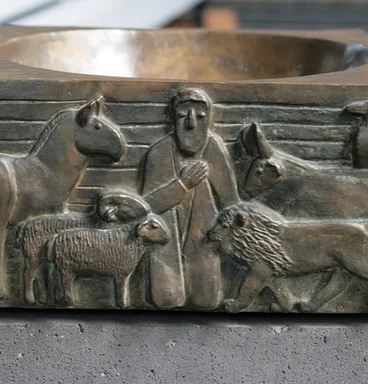 Naher Blick auf das Taufbecken der Dreifaltigkeitskirche