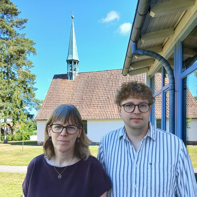 Zwei Menschen vor einer Kirche 