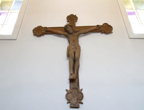  Kreuz an der Wand in der St.-Annen-Kapelle in Grambek